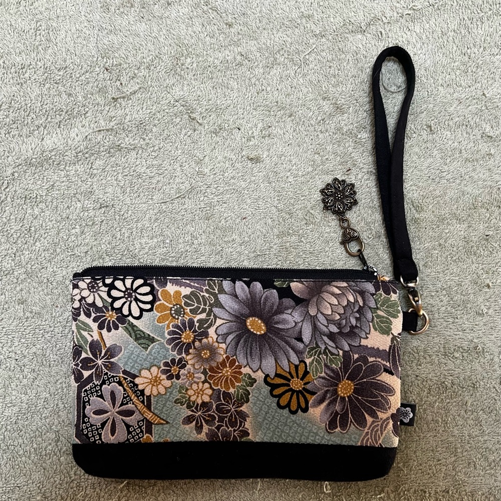 Kimono wristlet